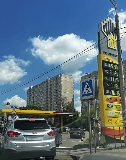 АЗС на улице Дзержинского, напротив Баскет холла