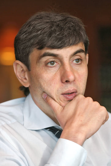 «Где-то с шестого-седьмого класса я работал все лето грузчиком. Это тяжелая была история, потому что я не очень хотел все это делать» Именно благодаря тяжелому труду, по словам бизнесмена, он приучился к дисциплине и добился того, что имеет сейчас