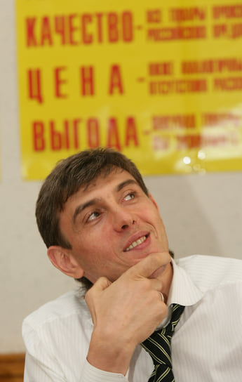 «Еще будучи студентом второго курса начал работать в коммерческом банке Краснодара, а в 1994 году завершил банковскую карьеру в должности заместителя управляющего». В 1993 году он окончил экономический факультет Кубанского государственного университета по специальности «Экономическое и социальное планирование»