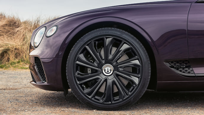 Девушка на Bentley