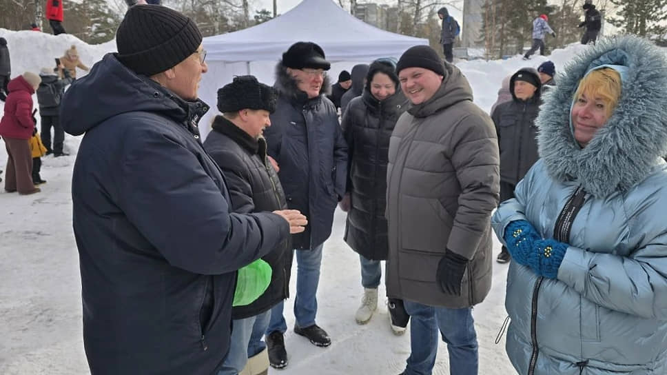 Депутат гордумы Нижнего Новгорода Николай Сатаев (третий слева) на праздновании Масленицы в микрорайоне Сортировочный 