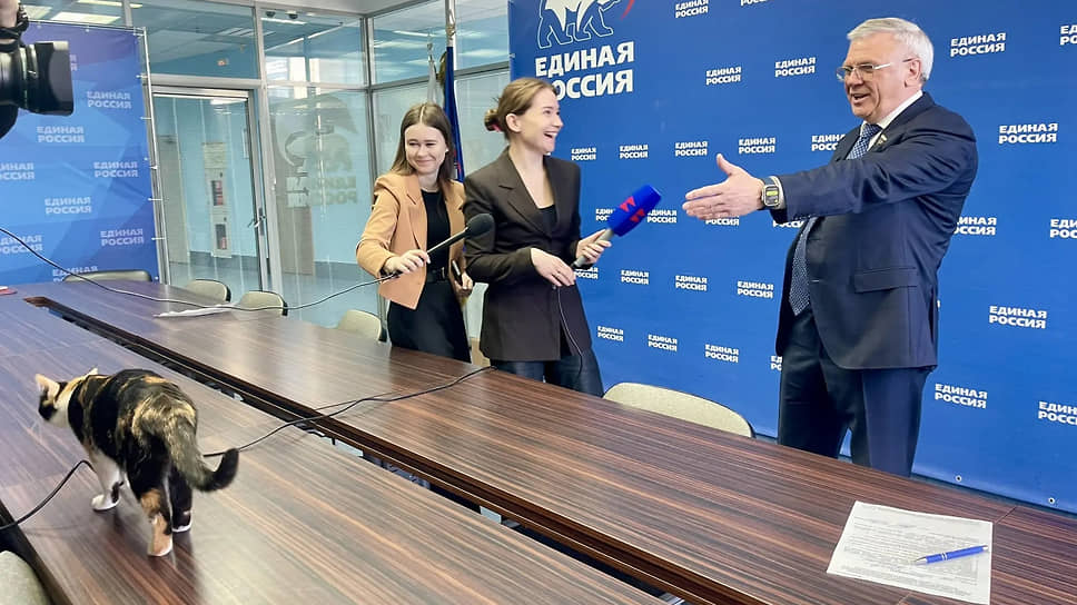 Председатель заксобрания Нижегородской области Евгений Люлин (справа) с журналистами и кошкой Ириской в исполкоме НРО «Единой России»