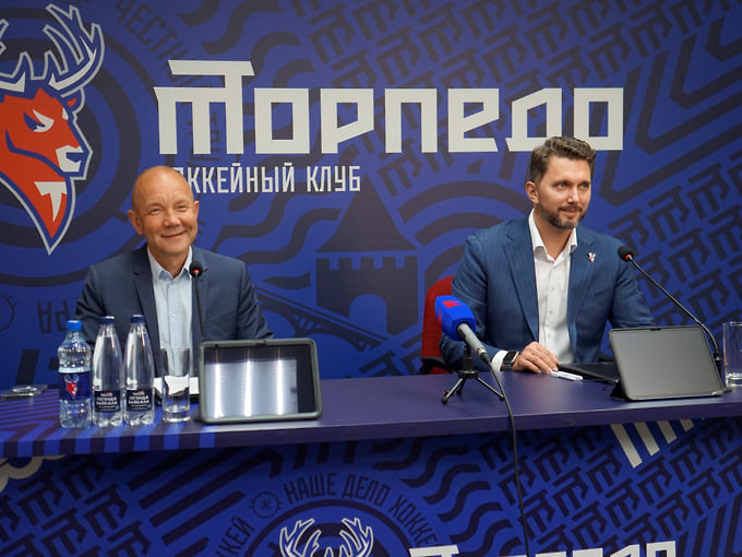 Гендиректор «Спар мидл Волга» Альберт Гусев и гендиректор ХК «Торпедо» Евгений Забуга