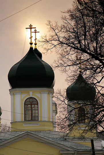 В 1998 году церковь Трех Святителей начали восстанавливать, а в июне 2004 года состоялся обряд ее освящения