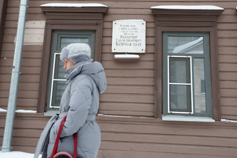 Памятная табличка висит на этом здании и сегодня