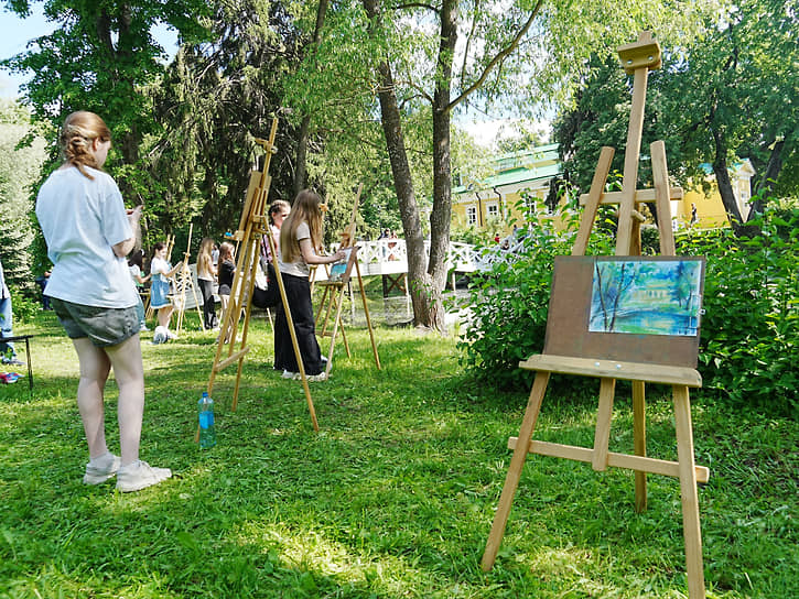 Художники рисуют главный господский дом усадьбы А. С. Пушкина