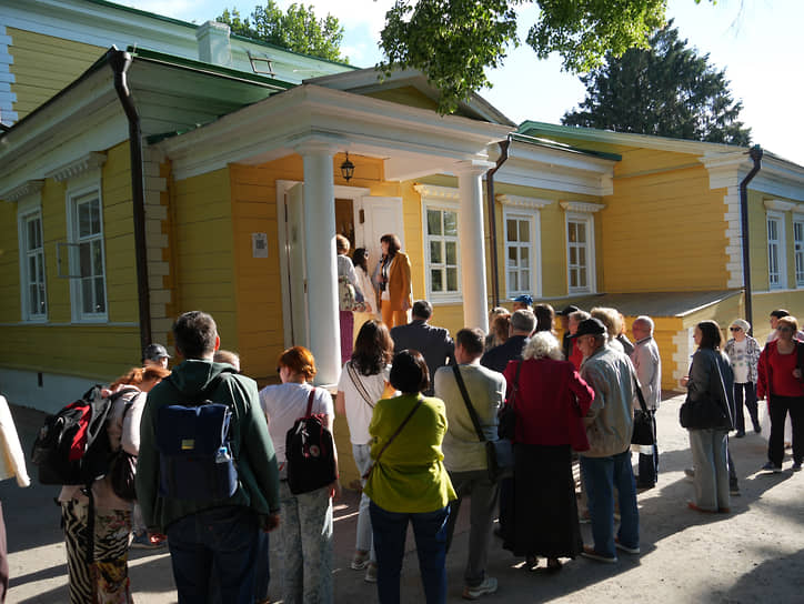 Экскурсанты ждут возможности войти в господский дом усадьбы