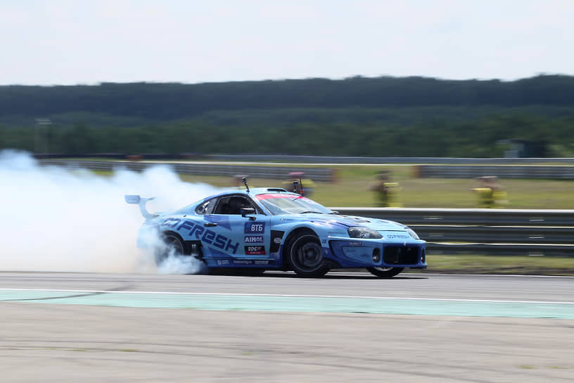 Гонщик Томас Кайли выводит свою Toyota Supra из поворота