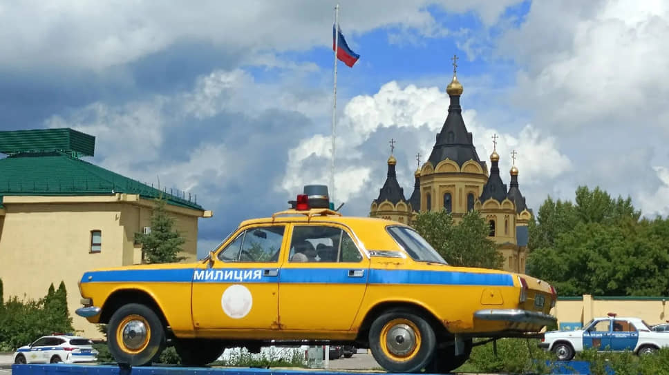 В память о долгих годах верной службы 24-ю «Волгу» установили на постаменте напротив нижегородского управления ГИБДД.
