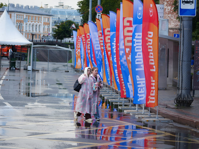 На главной городской площади, площади Минина и Пожарского, между тем было малолюдно