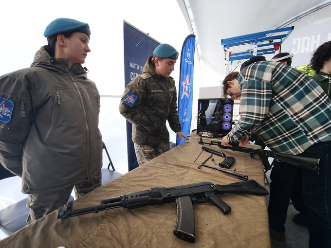Постоянные гости общегородских мероприятий уже легко могут собрать и разобрать автомат Калашникова