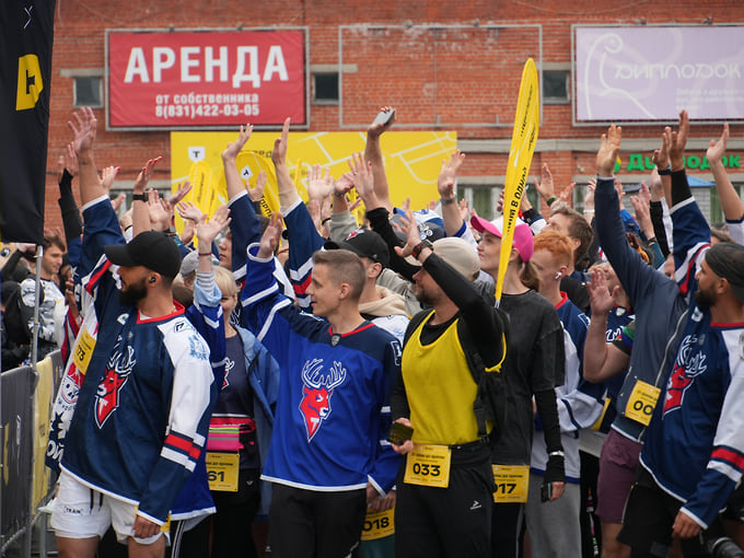 Перед стартом бегуны помахали дворцу спорта, прощаясь со «старичком „Нагорным“»