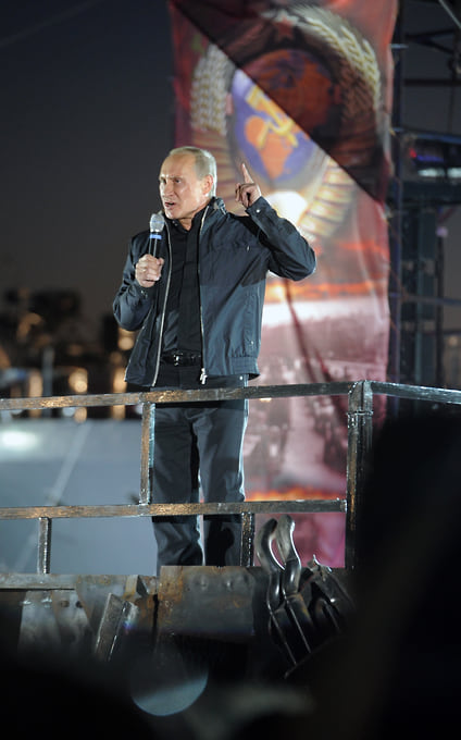 Поднявшись на сцену, Владимир Путин поприветствовал участников и зрителей: «Эта земля полита кровью наших отцов и детей. Парни, девушки! Вы молодцы! Вы не просто развлекаетесь, гоняя на мотоциклах — хотя и это неплохо! Но вы занимаетесь еще и важнейшим делом! Бережете память!.. Именно на мотоциклах из Новороссийска во время войны было удобней всего вывозить детей и раненых из-под удара в Сочи!.. Хочу обратиться к вам, братья! Хорошо, что вы не забываете героев войны! Это тот цемент, который делает нашу нацию, нашу Россию единой и неделимой!..»