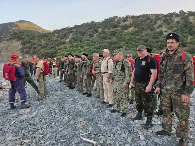 Всего в тушении занято более сотни человек, в том числе сотрудники заповедника и краевого лесопожарного центра, пожарные, спасатели, а также казаки и волонтеры