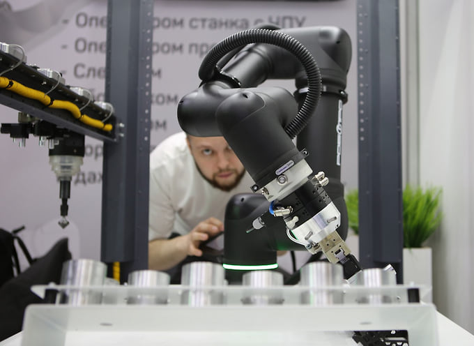 Центральным экспонатом Госкорпорация Ростех стала новинка в сфере регенеративной медицины — инновационный робот, способный восстанавливать поврежденную кожу и мягкие ткани, а также первый российский анализатор состава мочевых камней