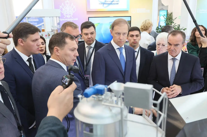 Заместитель председателя правительства РФ — министр промышленности и торговли РФ Денис Мантуров и губернатор Краснодарского края Вениамин Кондратьев оценили представленные разработки