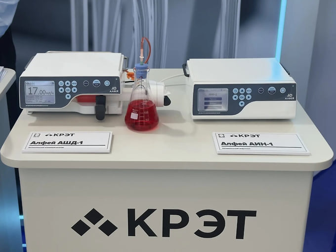 Концерн «Радиоэлектронные технологии» (КРЭТ) Госкорпорации Ростех впервые представил в Геленджике медицинский тандем «Алфей» для точного введения лекарств в стационаре, скорой помощи и санитарной авиации