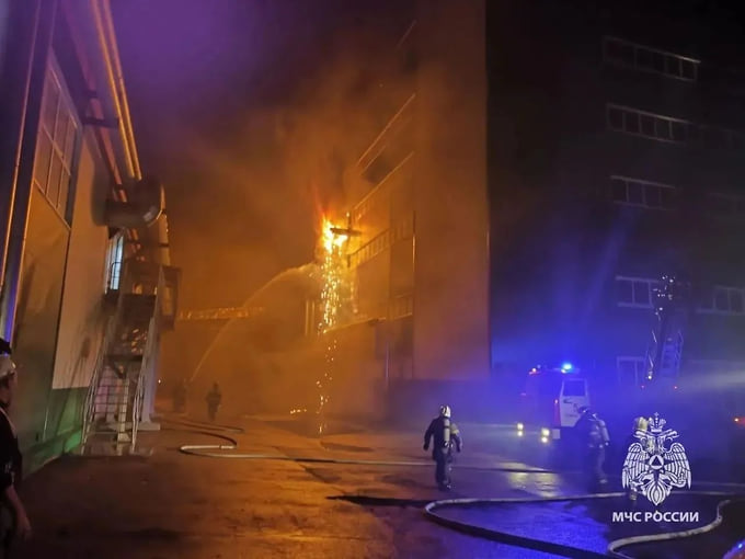 В Томске на площади 3 тысяч кв. метров горит завод