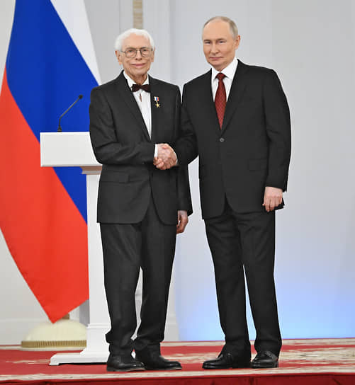«Я оптимист. Можно, конечно, зацикливаться на неудачах, все время их вспоминать, переживать… Фантазировать: был бы я уже миллионером, ездил бы на Rolls-Royce, носил бы часы Rolex ценою в "шестисотый" Mercedes-Benz. Но меня и мои недорогие часики вполне устраивают. Главное ведь — ходят! И я счастлив». С президентом России Владимиром Путиным на церемонии вручения государственных премий и медалей «Герой Труда». Москва, июнь 2025 года