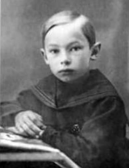 «Мама моя — наполовину полька. А я, выходит, поляк — на четверть». Александр Зацепин родился 10 марта 1926 года в Новосибирске в семье хирурга-гинеколога и учительницы русского языка и литературы. Когда ему было 15 лет, по ложному доносу за контрреволюционную деятельность арестовали отца. Поскольку родители Александра к этому времени были в разводе, ни его мать, ни его самого репрессии не коснулись. Освободившийся в 1956 году отец в семью уже не вернется