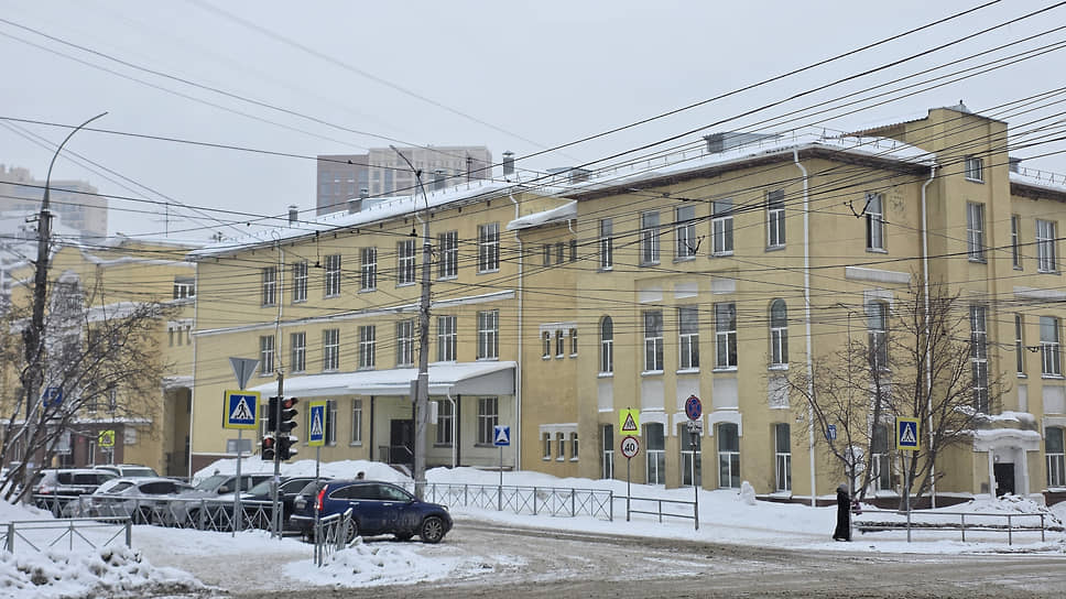 «Когда я пошел в школу, меня хотели отдать учиться немецкому языку и музыке, но мама настояла, чтобы чему-то одному. "Он такой слабенький, маленький, сразу такую нагрузку не выдержит". Поэтому решили учить меня только музыке». Будущий композитор учился с удовольствием и уже в третьем-четвертом классе начал сочинять небольшие мелодии. Параллельно увлекался спортом — прыгал на лыжах с трамплина, катался на коньках и велосипеде, ходил в секцию гимнастики. В старших классах ходил в радиокружок, учился на киномеханика и тракториста. На фото: средняя школа №12 (ныне — лицей №12) в центре Новосибирска, которую окончил Александр Зацепин