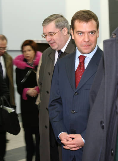 В сентябре 2010 года президент России Дмитрий Медведев подписал указ о назначении Виктора Толоконского своим представителем в Сибирском федеральном округе вместо Анатолия Квашнина. Самого господина Толоконского на посту губернатора сменил его бывший заместитель Василий Юрченко