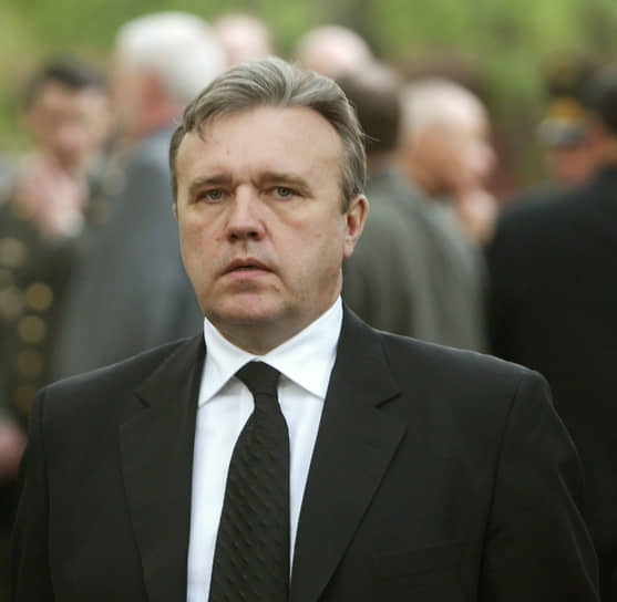 «Александр Иванович — фигура противоречивая, иногда он вызывал даже сочувствие. Боевой генерал оказался не в своей тарелке, но старался держать марку, не подавал виду. Я другой. Если чего-то не знаю, спрошу напрямую. А Лебедь не мог позволить себе продемонстрировать слабость...». На фото: спикер заксобрания Красноярского края Александр Усс на гражданской панихиде по губернатору Красноярского края Александру Лебедю в Доме Советской Армии. Апрель 2002 года