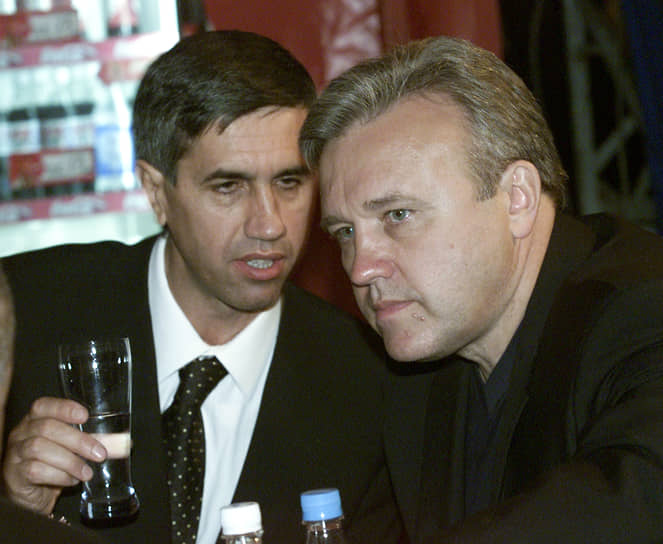 Одним из депутатов заксобрания, который Александр Усс возглавлял в 1998—2017 годах, был Анатолий Быков. В 2021 году «алюминиевый магнат» получил свой первый длительный срок за организацию убийств