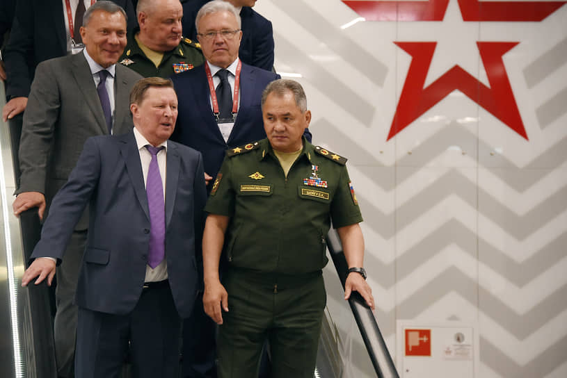 Министр обороны России Сергей Шойгу (справа), губернатор Красноярского края Александр Усс (второй справа), специальный представитель президента России по вопросам природоохранной деятельности, экологии и транспорта Сергей Иванов (слева) и зампредседателя правительства России Юрий Борисов (второй слева) на Международном военно-техническом форуме «Армия-2018». Москва, август 2018 года