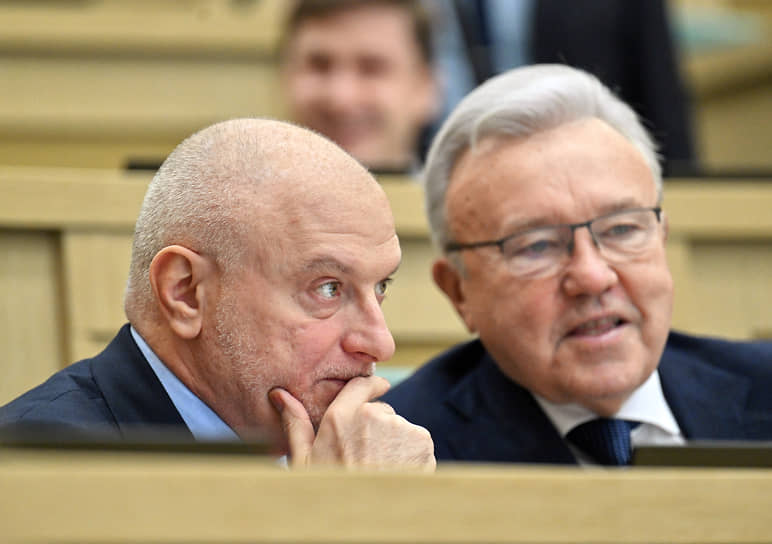 Сенаторы от Красноярского края Андрей Клишас и Александр Усс перед началом заседания в Совете Федерации. Москва, декабрь 2023 года