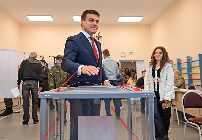 Губернатор Красноярского края Михаил Котюков во время голосования на избирательном участке в Красноярске
