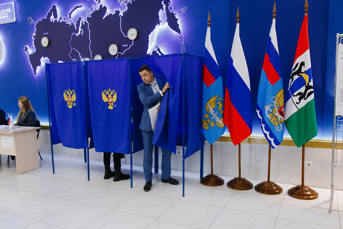 Зампредседателя комитета по строительству и жилищно-коммунальному хозяйству Госдумы восьмого созыва Александр Аксененко во время голосования в Новосибирске