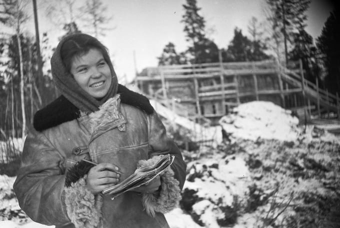 Активная стадия строительства началась зимой 1954 года, когда река была скована льдом, что было впервые в мировой практике. Дело в том, что стройка должна была закончиться к 50-летию Великого Октября. Обращение ко всем комсомольцам с призывом отправляться на освоение Сибири появилось 19 мая 1956 года