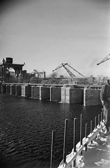 Осенью 1954 года в Братск перебросили строительные бригады и спецтехнику, а к декабрю рабочие уже развернули подготовительный этап масштабного строительства