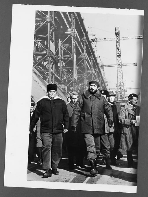 Кубинский лидер Фидель Кастро осматривает строительную площадку Братской ГЭС. 1963 год