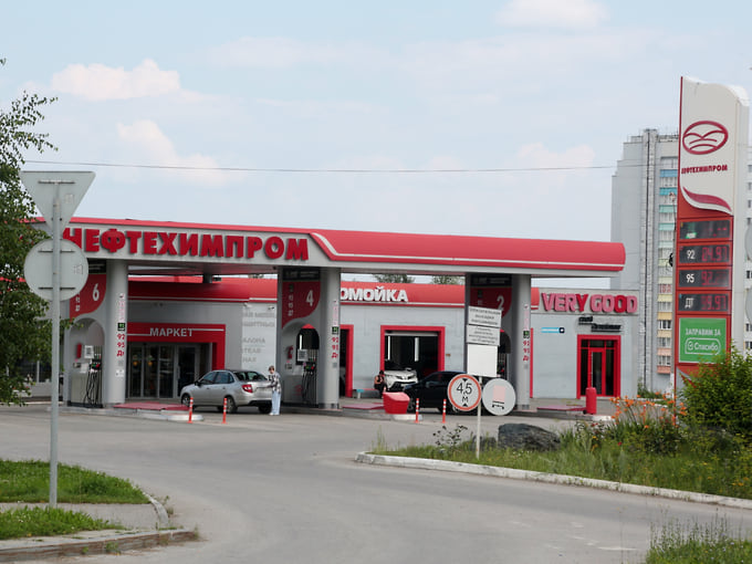 Стоимость литра бензина в Прикамье снизилась на 30%