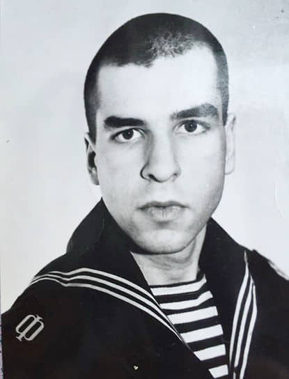 С 1985 по 1987 год будущий политик проходил службу на Черноморском флоте в Крыму. После демобилизации Игорь Сапко поступил на истфак Пермского государственного университета, который успешно окончил в 1993 году.  На фото: Игорь Сапко во время службы на флоте     