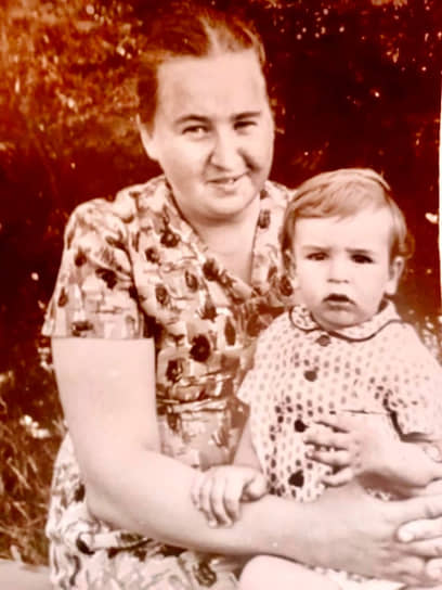Игорь Сапко родился 13 июля 1966 года в Соликамске, где окончил среднюю общеобразовательную школу.  На фото: Игорь Сапко с мамой     