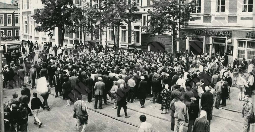 К 1990 году товарный кризис обострился настолько, что в Перми практически исчезли сигареты — предмет первой необходимости для многих жителей той эпохи. И если ряд важных товаров можно было получить по талонам, то на сигареты и папиросы их не было в принципе. В то время получила распространение торговля окурками, пол-литровую банку с ними продавали за 3 руб. 26 июля 1990 года в Перми случился «табачный бунт», после того как в табачном магазине в центре города закончился товар. Очередь из курильщиков перекрыла улицу, остановив трамвайное движение, после чего двинулась к зданию горисполкома. Митингующие разошлись только после того, как глава горисполкома Владимир Филь пообещал навести порядок. На фото: люди перекрывают движение по улице Ленина, 26 июля 1990 года