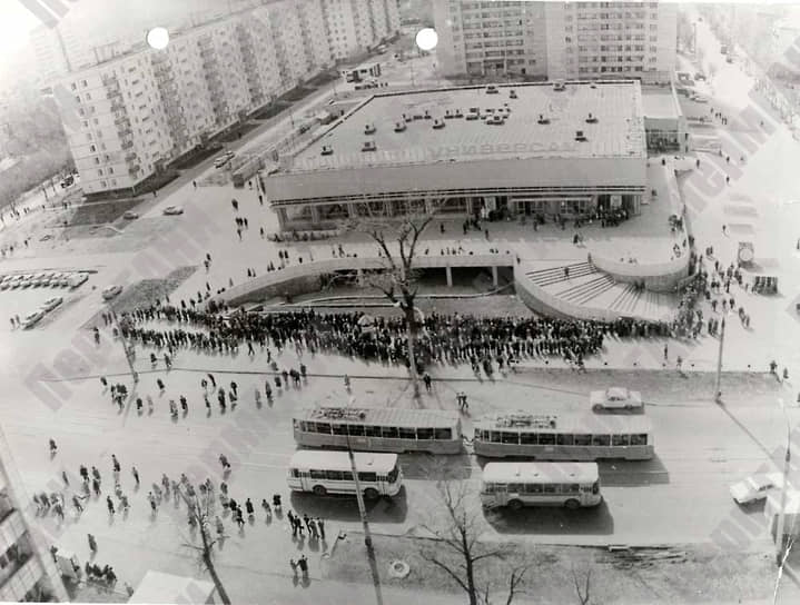 Кроме того, жителей СССР раздражала объявленная правительством антиалкогольная кампания. Часть магазинов лишалась права торговать спиртным. Там, где отпускать алкоголь все же было можно, вводилось ограничение времени торговли — с 14 до 19 часов. На фото: очередь за алкоголем у универсама, май 1986 года