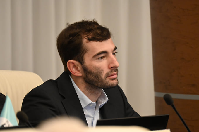 Девелопер, генеральный директор ООО «СЗ «Орсо групп» Михаил Бесфамильный впервые избрался по партийным спискам «Единой России». Предыдущие два созыва господин Бесфамильный был депутатом Пермской городской думы