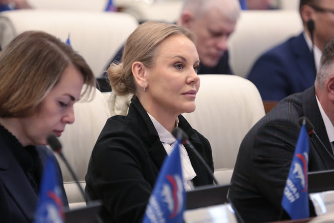 Директор департамента ООО «Пермская целлюлозно-бумажная компания» по работе с органами власти и госучреждениями Елена Савельева избрана депутатом по округу №9 вместо бывшего председателя комитета заксобрания по госполитике и местному самоуправлению Александра Бойченко («Единая Россия»)