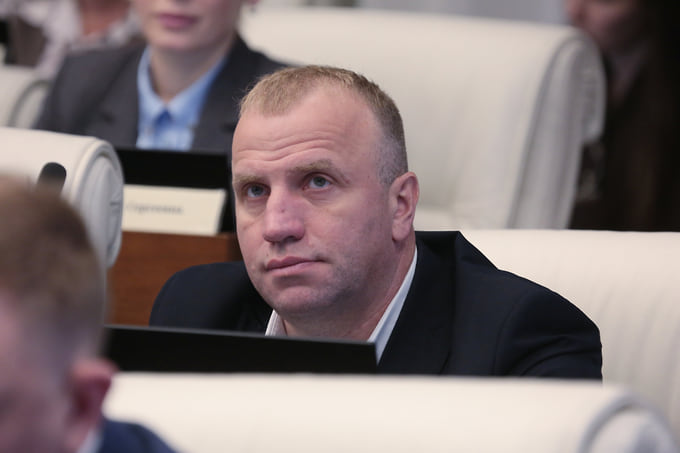 Бывший вице-спикер думы Соликамска и исполнительный директор АНО «Территория единоборств» Андрей Якишин («Единая Россия») в новом составе заксобрания сменил прежнего представителя по округу №12 — избравшегося в Госдуму РФ директора ПАО «Уралкалий» по взаимодействию с органами власти Олега Калинского («Единая Россия»)