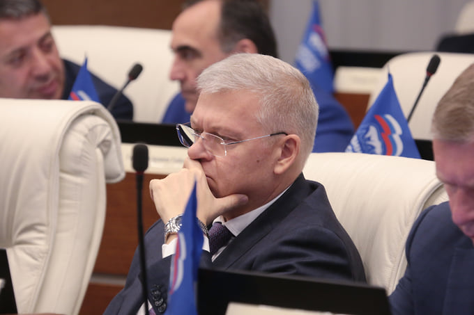 После двух лет «отдыха» экс-глава Перми и руководитель ООО «Торговый дом ПЗСП» Алексей Демкин («Единая Россия») возобновил политическую карьеру и был избран в округе №3. В предыдущем созыве депутатом от «Единой России» по данному округу был брат господина Демкина — Евгений Демкин