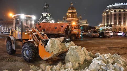 Почти 1000 единиц техники выехала на уборку улиц Петербурга 22 февраля
