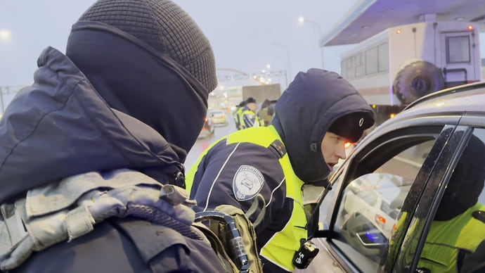 Полиция проверила почти 300 автомобилей во время рейда в Красносельском районе