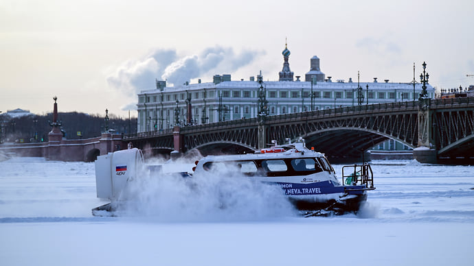Суда на воздушной подушке в Петербурге перевезли 7,5 тысяч пассажиров в зимний сезон