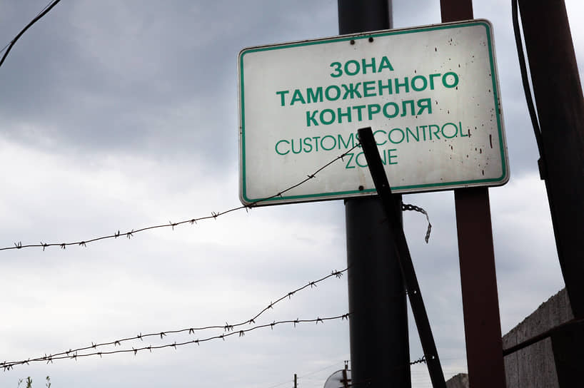 Таможенники задержали контрабандистов, запускавших сигареты через границу на воздушных шарах