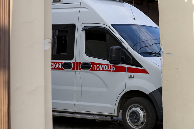 Медики оказывали помощь пациенту в подъезде, однако нетрезвый молодой человек мешал им работать 