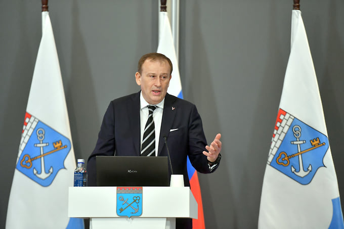 Господин Дрозденко сообщил, что несколько крупных нефтяных компаний по просьбе властей уже решили увеличить поставки бензина на свои АЗС